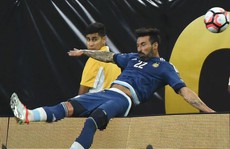Cứu bóng, Lavezzi té gãy tay