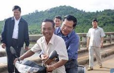 Thủ tướng Hun Sen bị phạt vì không đội mũ bảo hiểm