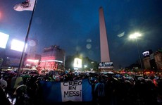 Dân Argentina đội mưa kêu gọi Messi quay lại tuyển