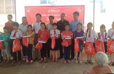 Tặng bánh trung thu cho trẻ em