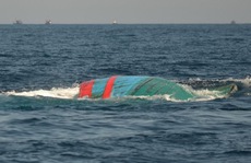 Tàu cá bị đâm chìm ở Hoàng Sa: Tìm 5 ngư dân mất tích