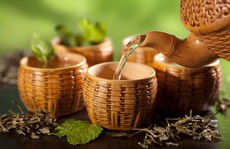 Hủy hoại sức khỏe vì uống trà không đúng cách