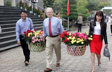 Cựu binh Mỹ đặt hoa hồng tưởng niệm vụ thảm sát Sơn Mỹ