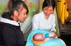 Đôi vợ chồng nghèo được “tặng” trẻ sơ sinh tại bệnh viện