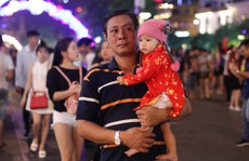 TP HCM: Hàng ngàn người đổ về phố đi bộ Nguyễn Huệ đón giao thừa