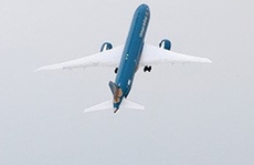 Máy bay Boeing 787 của Vietnam Airlines trình diễn cất cánh thẳng đứng