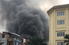 Hà Nội: Cháy kho hóa chất giữa khu dân cư