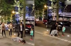 Chồng đánh vợ không thương tiếc trước mặt con ở ngoài đường