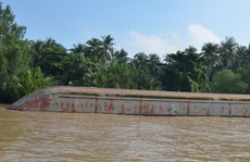 Chìm sà lan, 100 lít dầu tràn trên sông Đồng Nai