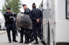 Pháp trục xuất 50 CĐV Nga, dọa bỏ tù 6 hooligan Anh