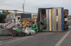 Tài xế ngủ gật, xe tải lật ngang giữa đường
