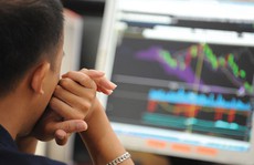Treo cổ tức: Ai bù thiệt hại cho nhà đầu tư?