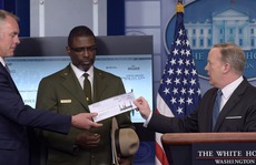 Ông Trump bị 'bóc mẽ' vụ tặng tiền lương cho công viên