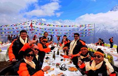 Bữa sáng xa xỉ trên đỉnh Everest cho khách nhà giàu