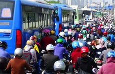 CLIP: Vượt 1km trên xa lộ Hà Nội mất 30 phút!