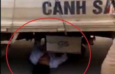 Bị giữ xe, nam thanh niên chui vào gầm ô tô CSGT 'ăn vạ'