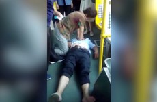 Tài xế xe buýt đau tim vẫn cố giữ an toàn cho khách