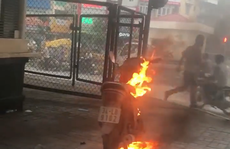 Phạm luật giao thông, người đàn ông châm lửa đốt xe tại Hà Nội