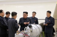 Giải mã bức ảnh ông Kim Jong-un kiểm tra đầu đạn hạt nhân