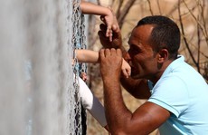 Cảm động nụ hôn qua hàng rào của ông bố tị nạn người Syria