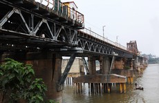 Phát hiện bom dài 2,5 m dưới gầm cầu Long Biên