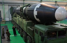 Ông Kim Jong-un xuất hiện tại nhà máy chế tạo bệ phóng tên lửa