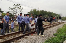 Băng qua đường sắt, 2 người đi xe máy bị tàu SE8 tông chết