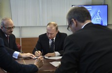 Ông Putin một mình đi nộp hồ sơ tranh cử tổng thống