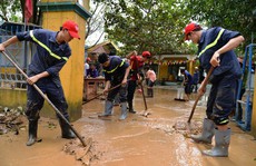 Xin bớt quay phim, chụp ảnh khi đi cứu trợ!