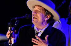 Bob Dylan cuối cùng cũng nhận giải Nobel Văn học