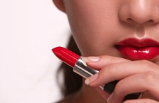 Mua son môi, lây… bệnh tình dục