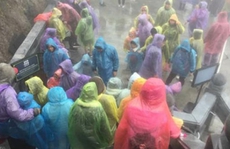 Bất chấp mưa gió, hàng ngàn du khách vẫn leo Fansipan