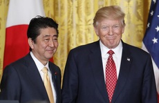 TT Trump không đeo thiết bị phiên dịch khi nghe ông Abe phát biểu