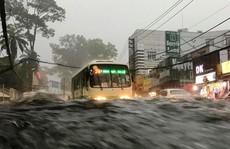 Mưa trái mùa khiến Sài Gòn nhiều nơi ngập sâu