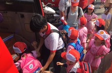 Xe khách chở trẻ mầm non gặp nạn trên xa lộ Hà Nội