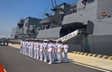 Xem tàu hộ vệ “Trăng Mùa Đông” Nhật Bản thăm Cam Ranh