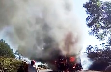 Xe khách bốc cháy ngùn ngụt trên đèo Phú Sơn