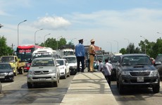 Hàng chục ô tô 'vây' trạm thu phí Quán Hàu gây ách tắc giao thông