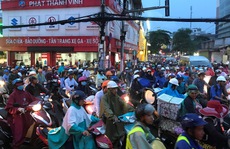TP HCM: Kẹt xe dữ dội trên đường Ung Văn Khiêm, CSGT bất lực