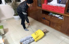 Bố chế dụng cụ 'tra tấn' con trai 10 tuổi