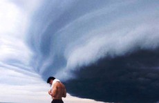 Tranh cãi về đám mây đen kịt hình thù kỳ lạ trên biển Sầm Sơn