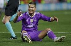 Ranieri kẹp cổ Kante, Ronaldo ném bóng vào lưng Vitolo