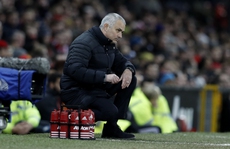 Mourinho bất lực nhìn M.U chia điểm