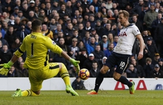 Kane tỏa sáng, Tottenham tiếp tục bám đuổi Chelsea