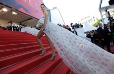 'Chân dài' Kendall Jenner thu hút với váy đuôi dài