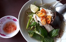 Xuyên Sài Gòn ăn cho được bún nước lèo Trà Vinh