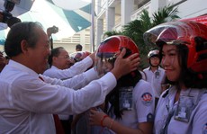 Ông Trương Hòa Bình đánh trống và đội mũ cho học sinh