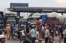Tài xế trả tiền lẻ, dân địa phương vây trạm BOT quốc lộ 5