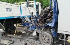Cứu tài xế xe tải sau cú tông kinh hoàng