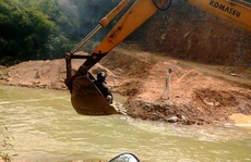 Rùng mình cảnh người dân miền núi qua suối bằng máy múc